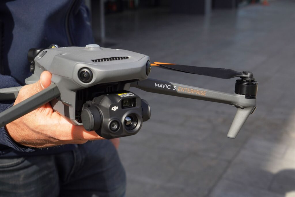 inspekcje-techniczne-dronem-flyeye